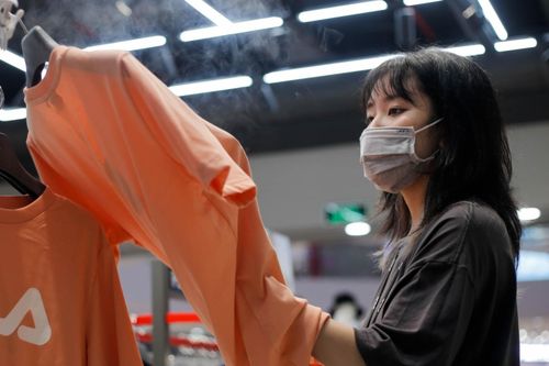 Cửa hiệu trong TTTM ở Hà Nội đua nhau giảm giá ngày đầu mở lại