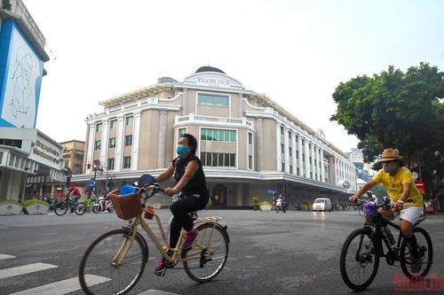 Người dân Hà Nội tập thể dục từ mờ sáng sau nhiều ngày giãn cách