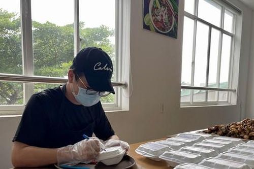 'Cơm chữ' yêu thương gửi tuyến đầu chống dịch của chàng nhiếp ảnh gia