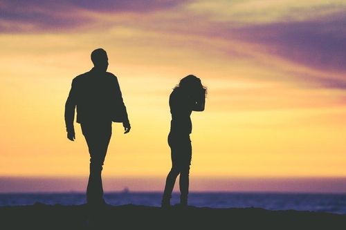 Chồng quyết ly hôn vì vợ không chịu... tắm