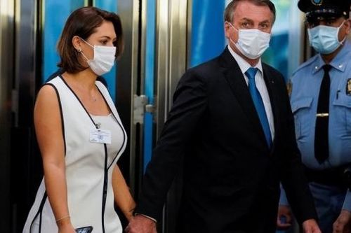 Dù Tổng thống Brazil hoài nghi về vaccine, vợ ông tiêm phòng ngừa Covid-19 tại Mỹ