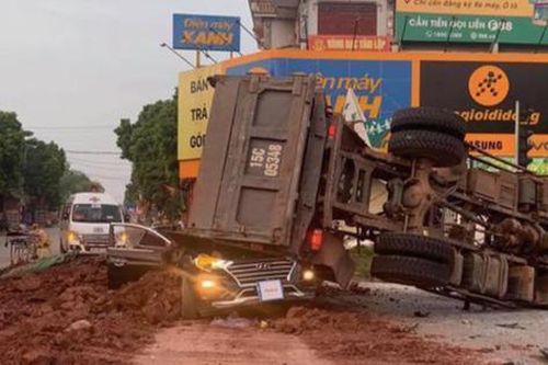 Tài xế xe con tử vong khi bị xe tải lật đè trúng