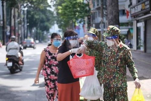 Đi chợ 'lưu động', người dân xúc động khi được bộ đội xách đồ về tận nhà