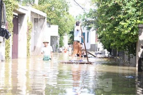 Hàng nghìn hộ dân ở rốn lũ Nghệ An vẫn sống trong 'biển nước', nhiều xã bị cô lập