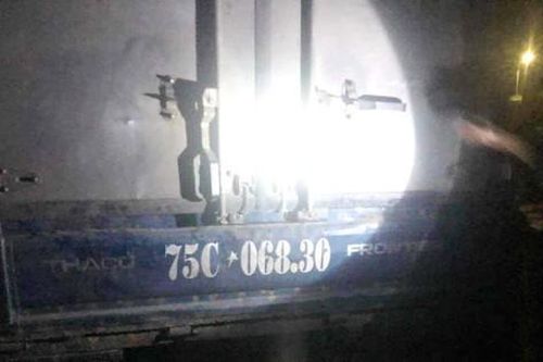 Sự thật bất ngờ bên trong thùng xe tải bị dừng ở chốt kiểm soát tại TT-Huế