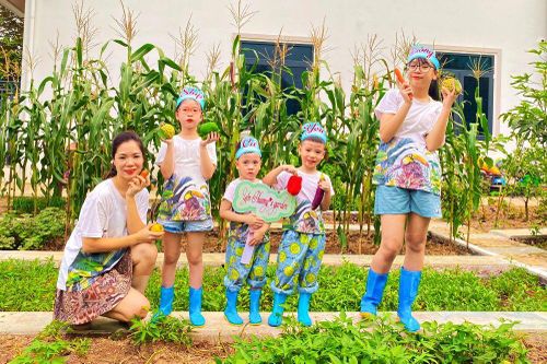 Mẹ biến 300 m2 vườn thành khu du lịch, 'mở tour 0 đồng' cho 4 con mùa dịch