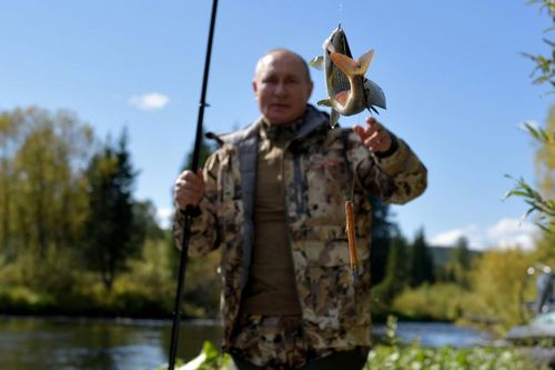 Hình ảnh Tổng thống Putin câu cá, bơi thuyền và qua đêm trong kỳ nghỉ ở Siberia