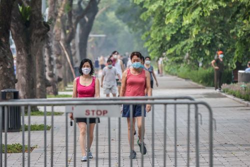 Bờ Hồ đông nghịt người dân tập thể dục sau nhiều ngày giãn cách