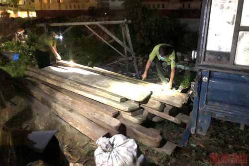 Thừa Thiên-Huế: Phát hiện xe ôtô vận chuyển lâm sản trái phép