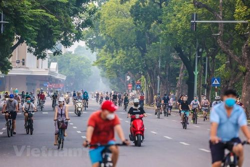 Người dân phấn khởi ra phố tập thể dục sau nới lỏng giãn cách