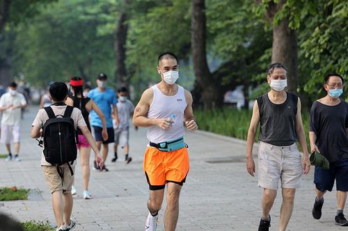 Người dân Thủ đô nhộn nhịp tập thể dục sau gần 3 tháng tạm dừng để phòng dịch