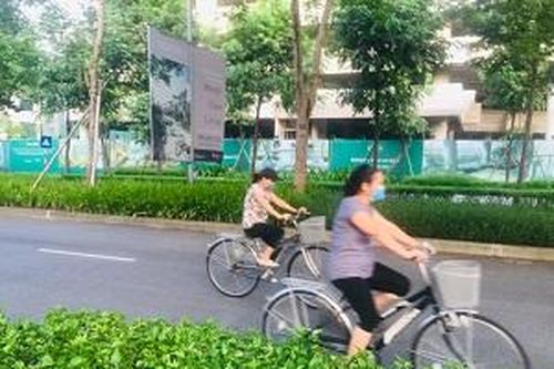 Hà Nội: Người dân đeo khẩu trang, thực hiện giãn cách đi tập thể dục