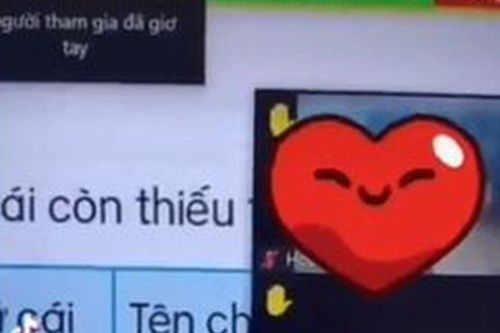 Đang học online, bé gái bất ngờ xin ra ngoài để làm việc này, cô giáo nghe xong không thể không đồng ý!