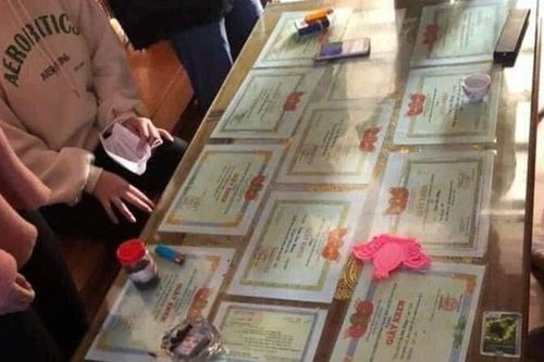 Sang nhà bạn chơi, nhìn chiếc bàn phòng khách mà hội học sinh 'toát mồ hôi', chỉ muốn về ngay lập tức