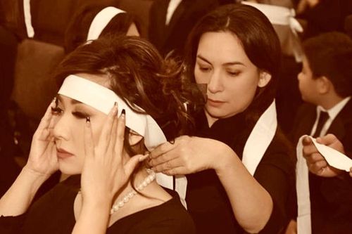 Đàn chị 'đỡ đầu' Phi Nhung vào nghề: Chiếc khăn tang em đeo cho chị 2 năm trước, giờ chị phải trao cho em