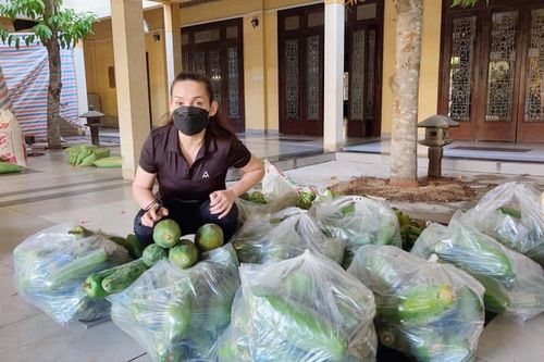 Clip cuối ghi lại cảnh Phi Nhung đi trao quà cho người dân trong tâm dịch khiến dân mạng nghẹn ngào