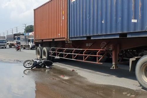 Bình Dương: Xe máy va chạm container , 2 mẹ con thương vong