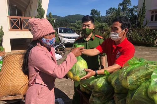 Trao học bổng và nhu yếu phẩm cho các hoàn cảnh khó khăn