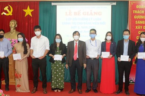 Bồi dưỡng lý luận chính trị cho 87 đảng viên mới