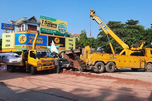 Phú Bình: Xe chở đất bị lật đè lên ô tô con khiến một người tử vong