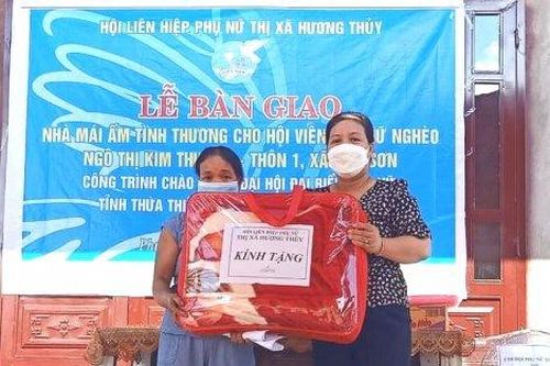 Chính trị - Xã hội Phụ nữ Bàn giao 'Mái ấm tình thương' cho hội viên phụ nữ nghèo