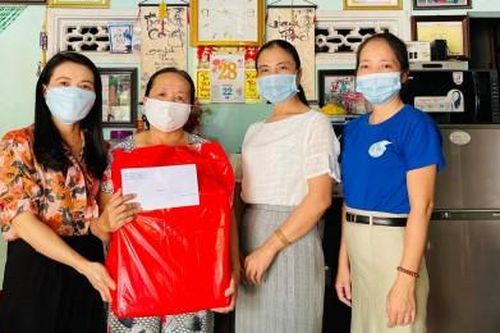 Chính trị - Xã hội Phụ nữ Trao 50 suất quà cho các chị em tích cực tham gia phòng chống dịch