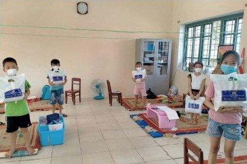 Y tế - Sức khỏe Tin tức y tế 71 'Túi quà yêu thương' gửi học sinh Hương Chữ đang cách ly