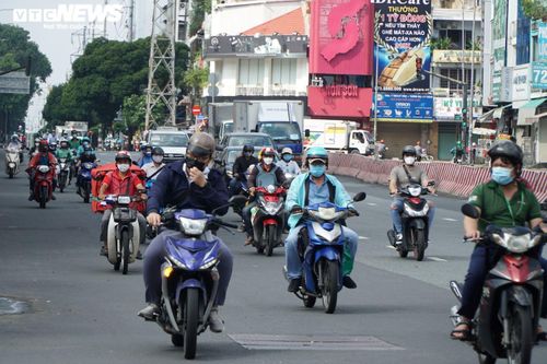 Đã hết 'phố vắng không một bóng người', đường phố TP.HCM đông đúc trở lại