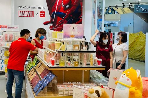 Trung tâm thương mại đón khách trở lại mua sắm, tuân thủ biện pháp phòng dịch