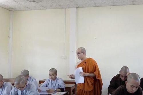 Câu chuyện cuộc đời của nhà sư trẻ và lớp dạy học miễn phí