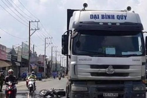 Tránh vũng nước trên đường, xe máy va chạm container, 2 mẹ con thương vong