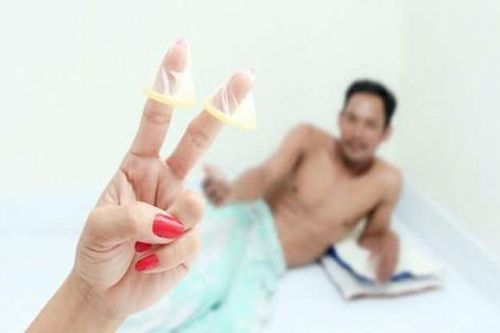 Chồng tôi biến thái hay tôi cổ hủ?
