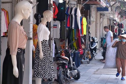 Thời trang phố cổ Hà Nội nhộn nhịp ngày đầu kinh doanh trở lại