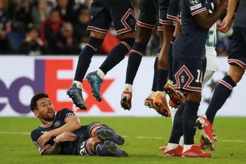 Chùm ảnh độc: Messi gây sốc với lần đầu nằm sân làm hàng rào