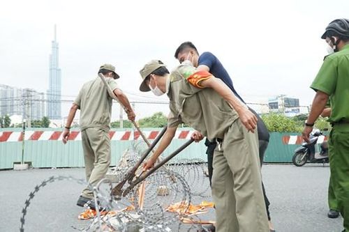 TP Hồ Chí Minh: Shipper vui mừng khi rào chắn được tháo dỡ