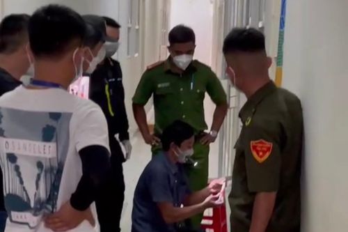 Cảnh sát phá cửa, cưỡng chế người phụ nữ đi xét nghiệm Covid-19