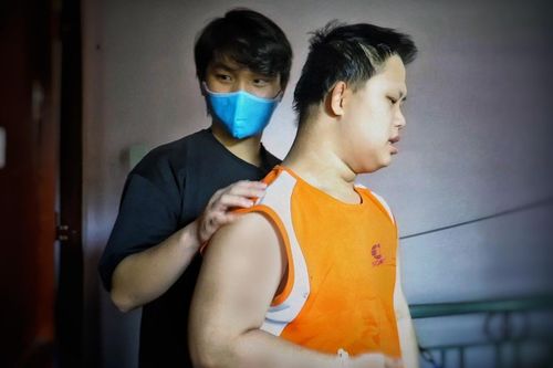 Em út thành trụ cột, chăm sóc anh trai khi ba mẹ mất vì Covid-19