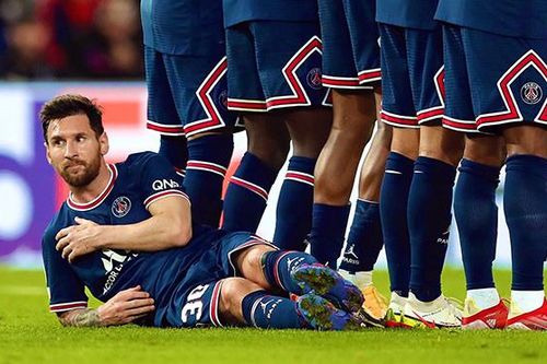 Vì sao Messi phải nằm làm rào chắn đá phạt?
