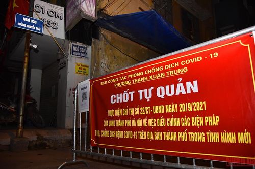 Người dân ở 'ổ dịch lớn nhất Hà Nội' vui mừng trở về nhà trong đêm gỡ phong tỏa