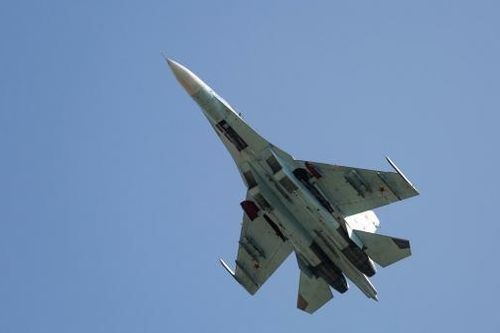 Tiêm kích Su-27 của Nga bay kèm do thám RC-135 Mỹ trên Biển Đen