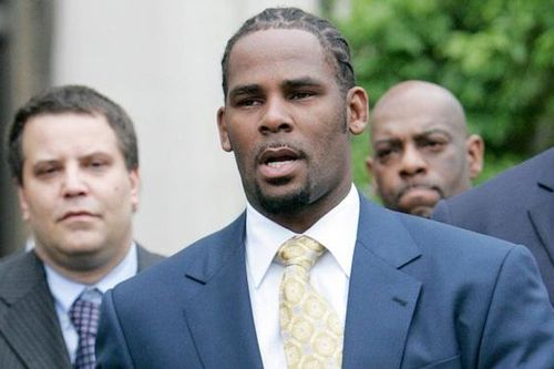 R. Kelly chính thức bị buộc tội lạm dụng tình dục