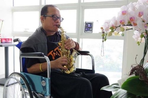 Nghệ sĩ Trần Mạnh Tuấn đã có thể ngồi dậy thổi vài nốt nhạc saxophone