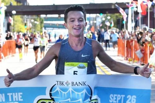 VĐV vô danh may mắn đăng quang giải marathon vì đối thủ chạy nhầm đường
