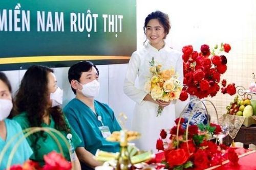 Xúc động đám cưới online của nữ điều dưỡng tại BV dã chiến TP.HCM và chú rể ở Hà Nội