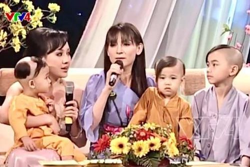 BTV Hoài Anh bồi hồi nhớ lại kỉ niệm cùng Phi Nhung và các con nuôi