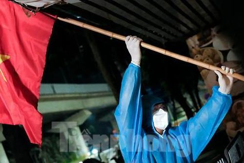 Dỡ phong tỏa 'ổ dịch' lớn nhất Hà Nội, người dân vui mừng trở về nhà trong đêm