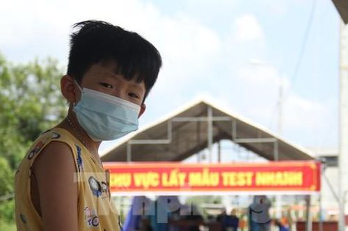 Giáo viên, phụ huynh dẫn con liên tục đổ về Đà Nẵng
