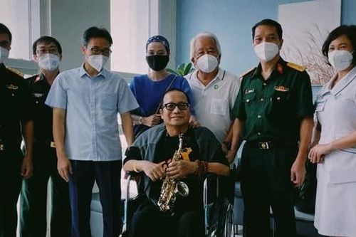 Nghệ sĩ Trần Mạnh Tuấn tặng Phó Thủ tướng Vũ Đức Đam bản nhạc 'Diễm xưa' tại Bệnh viện 175
