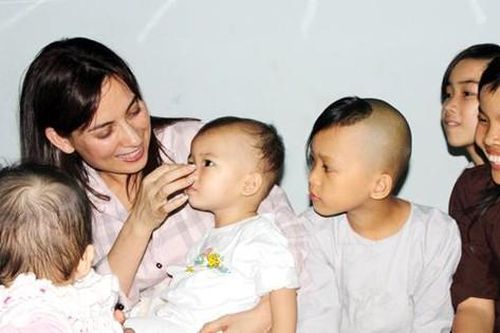 Điều trăn trở của Phi Nhung về 23 đứa trẻ cô nhận nuôi
