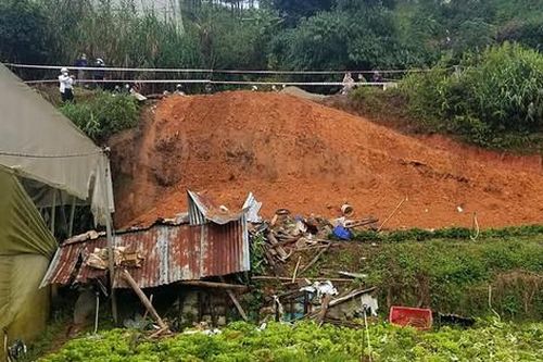 Sạt bờ ta luy làm sập chòi tôn ở Đà Lạt, 4 người thương vong
